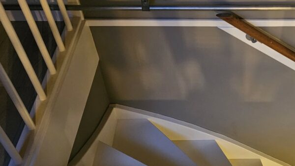 De psychologie van trappen: hoe verticale verbindingen onze woninggevoel beïnvloeden